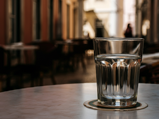 カフェのテーブルに水が置いてある様子