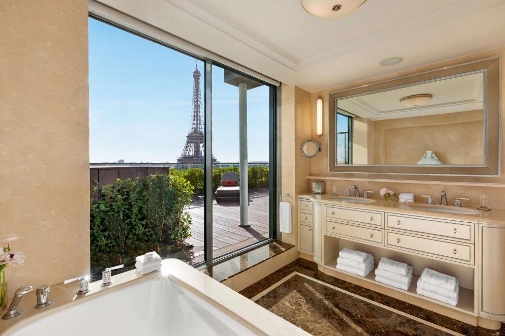 Shangri-La Parisの外観またはエッフェル塔ビューのイメージ
