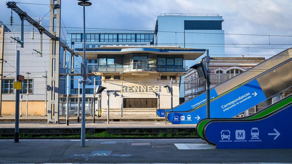 フランスのレンヌ駅でモン・サン・ミシェル行きバスへ乗り換える