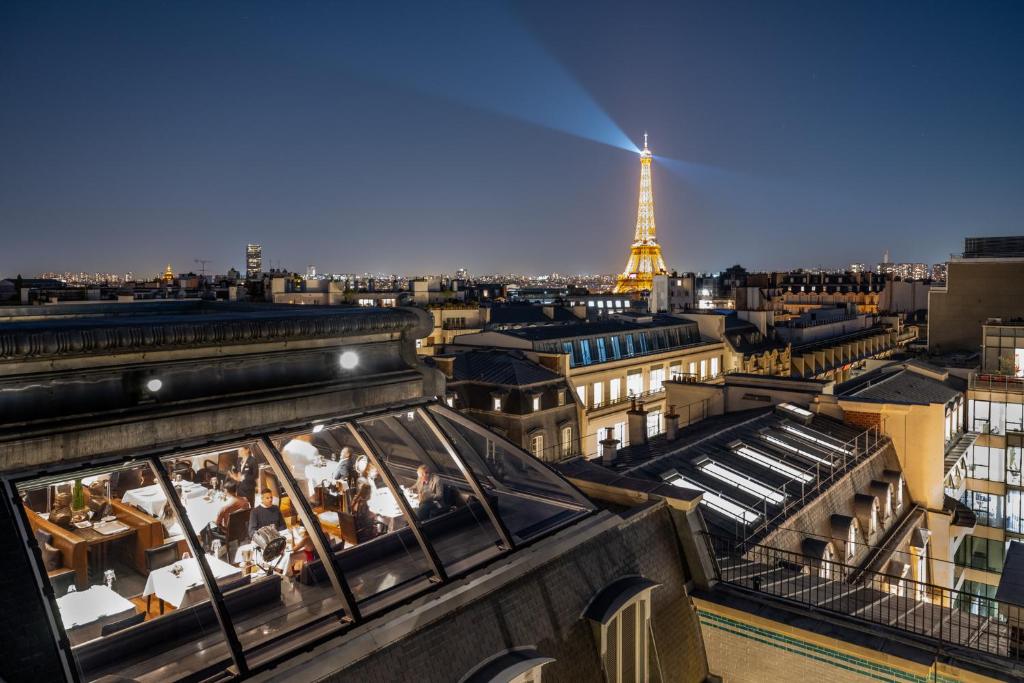 The Peninsula Parisのルーフトップまたは客室イメージ