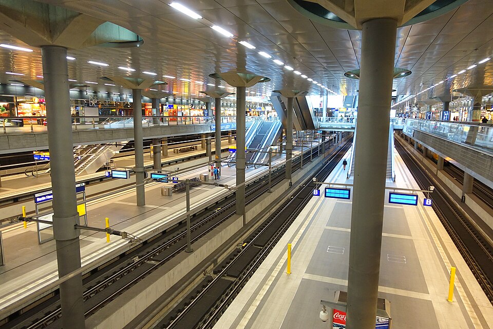 複数階にホームが分かれたベルリン中央駅の構内